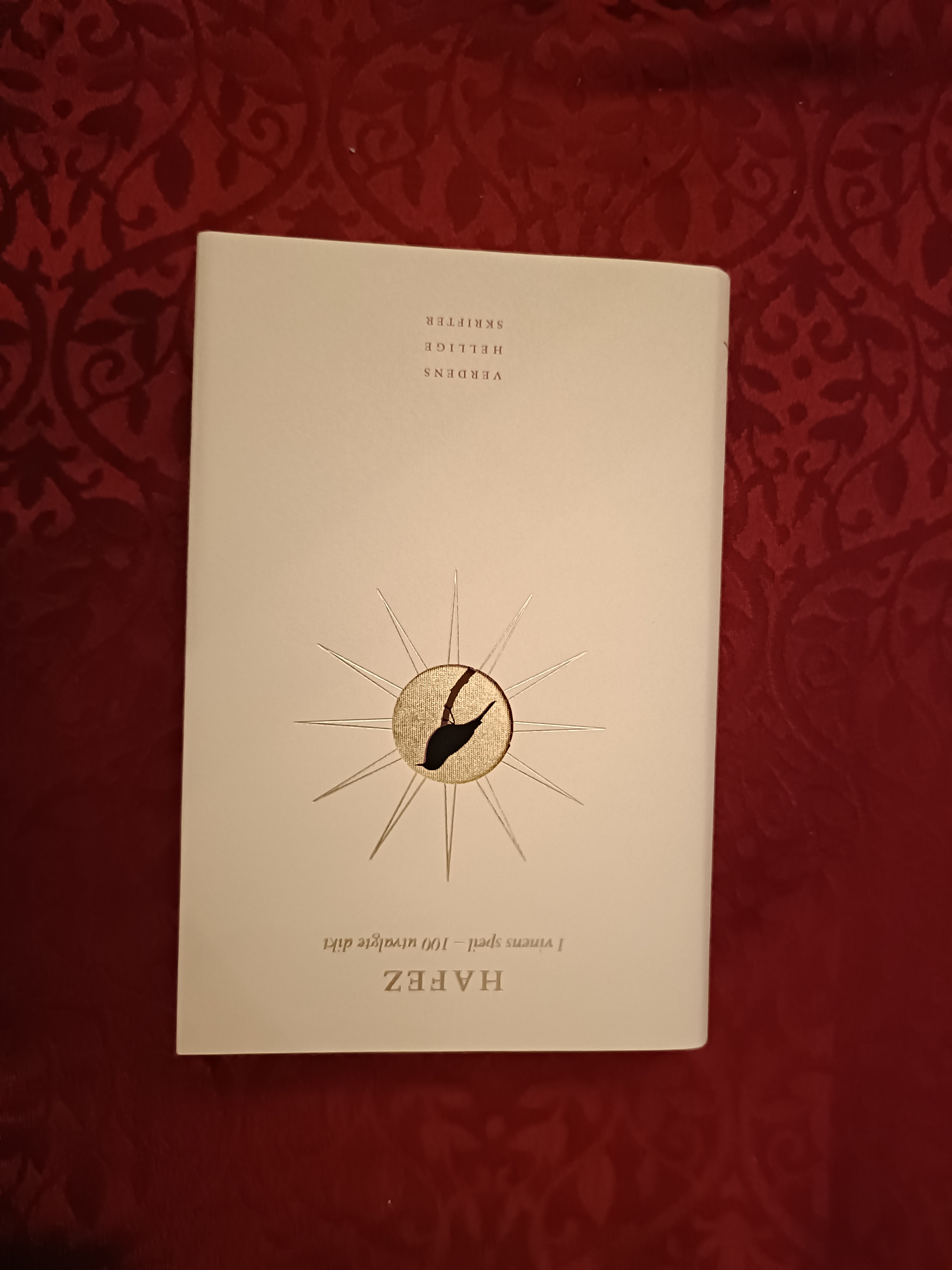 Hafez. I vinens speil - 100 utvalgte dikt.  I utvalg og oversettelse ved Mahsa Vahdat og Erik Hillestad. Innledende essay av Finn Theisen