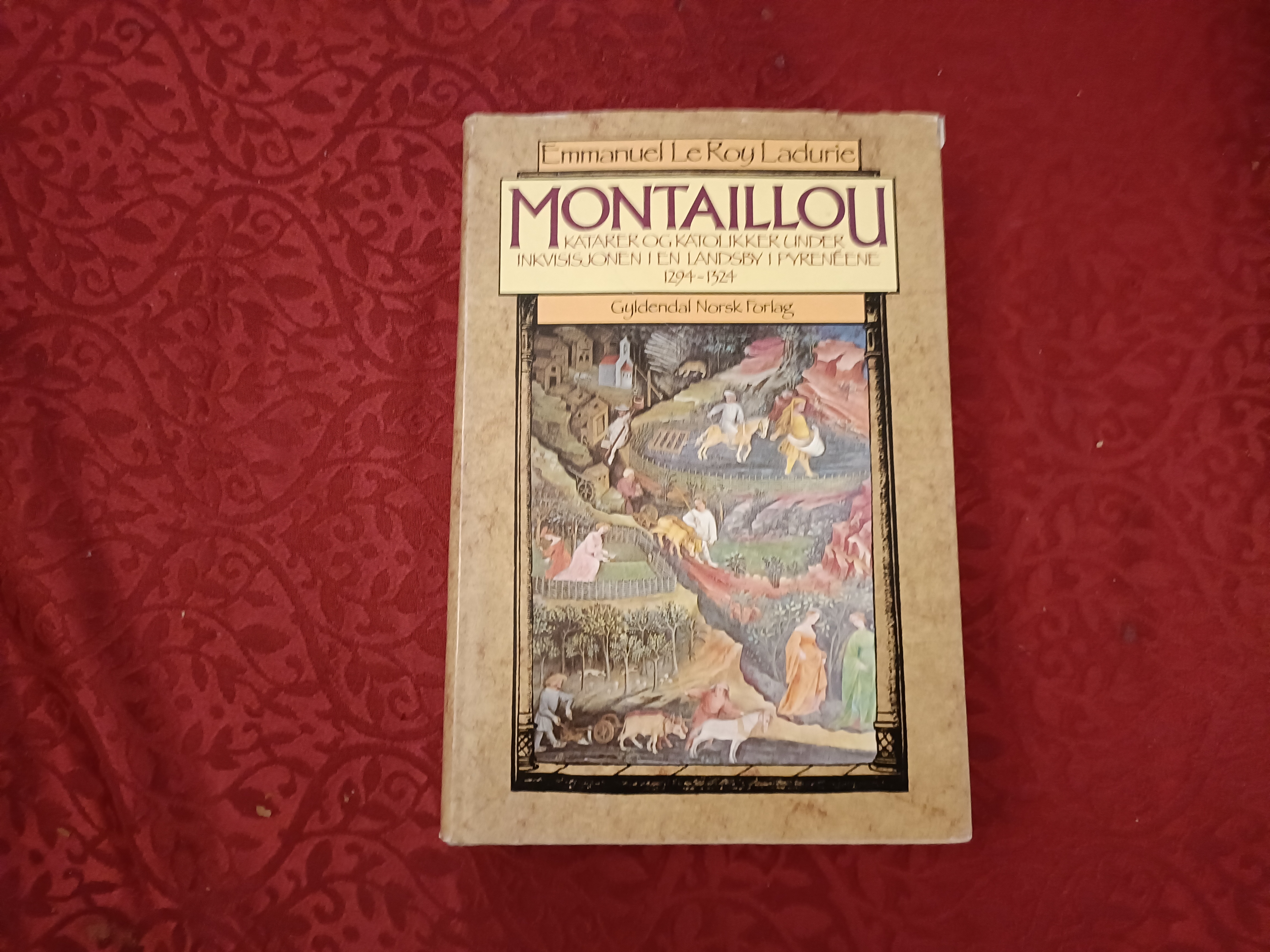 Montaillou. Katarer og katolikker under inkvisisjonen i en landsby i Pyrenéene 1294 - 1324. Oversatt av Kjell Olof Jensen