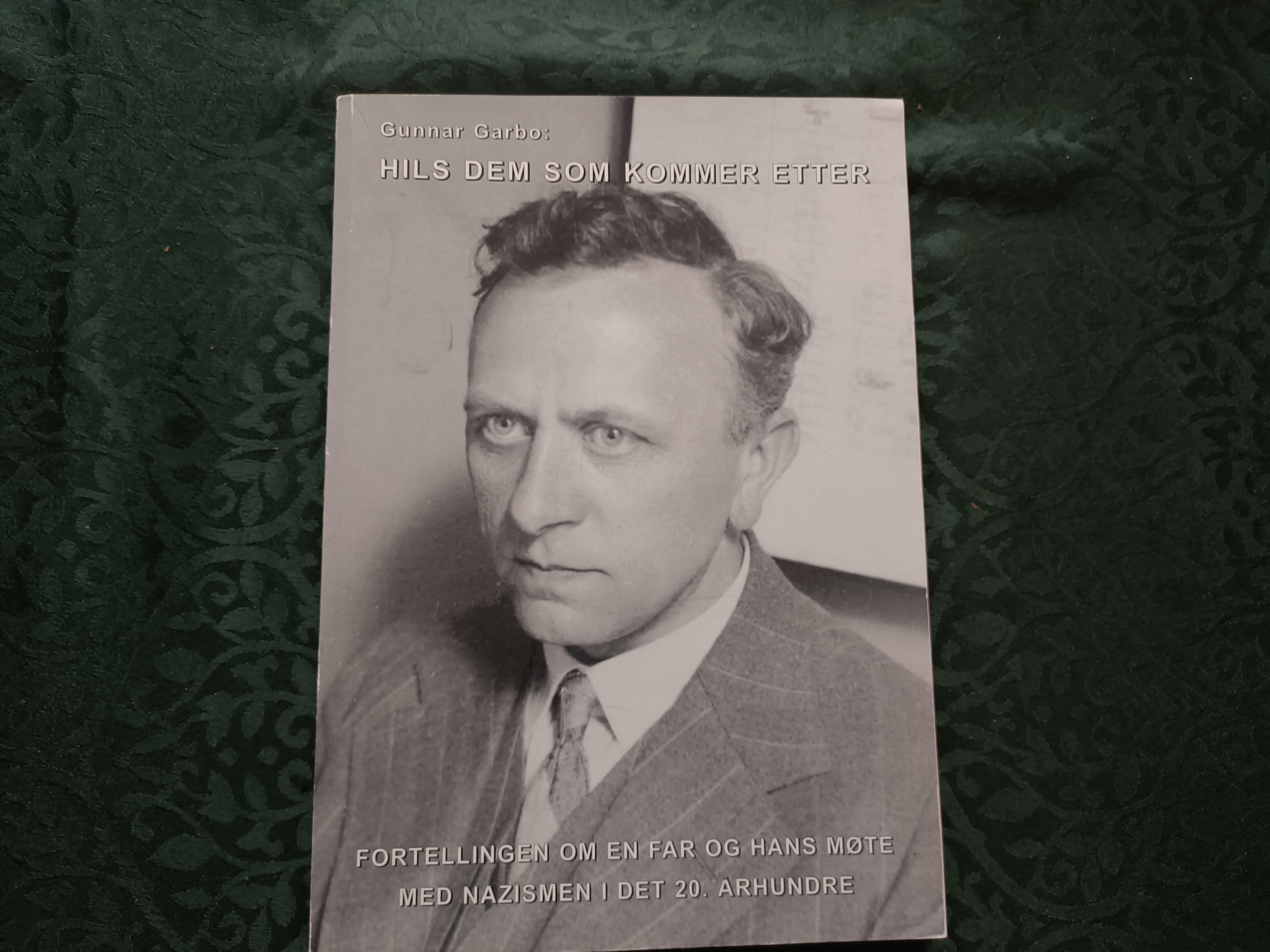 Hils em som kommer etter. Fortellingen om en far og hans møte med nazismen i det 20.århundre