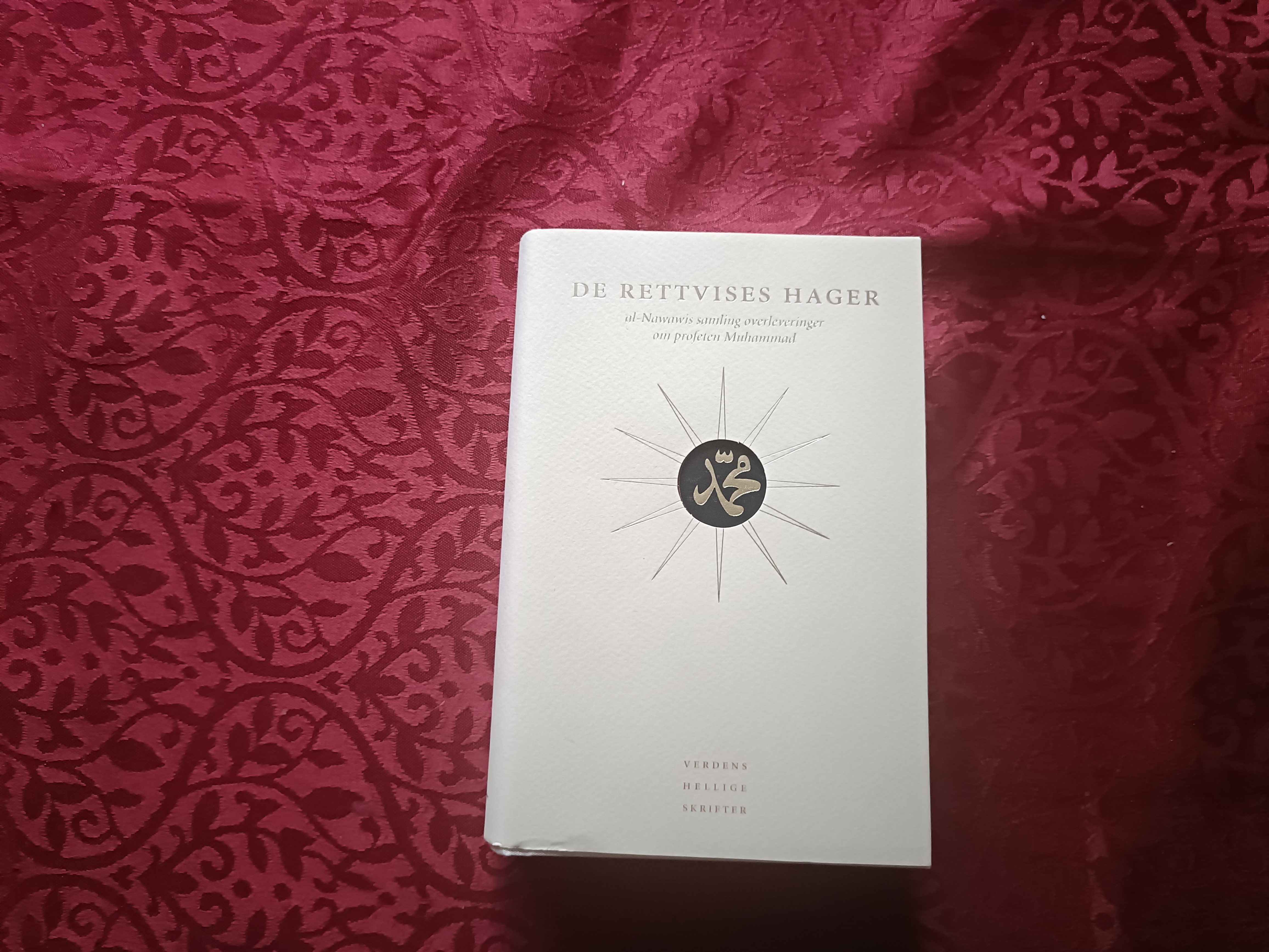 De rettvises hager. al-Nawawis samling overleveringer om profeten Muhammad. Oversettelse og innledende essay ved Nora S. Eggen