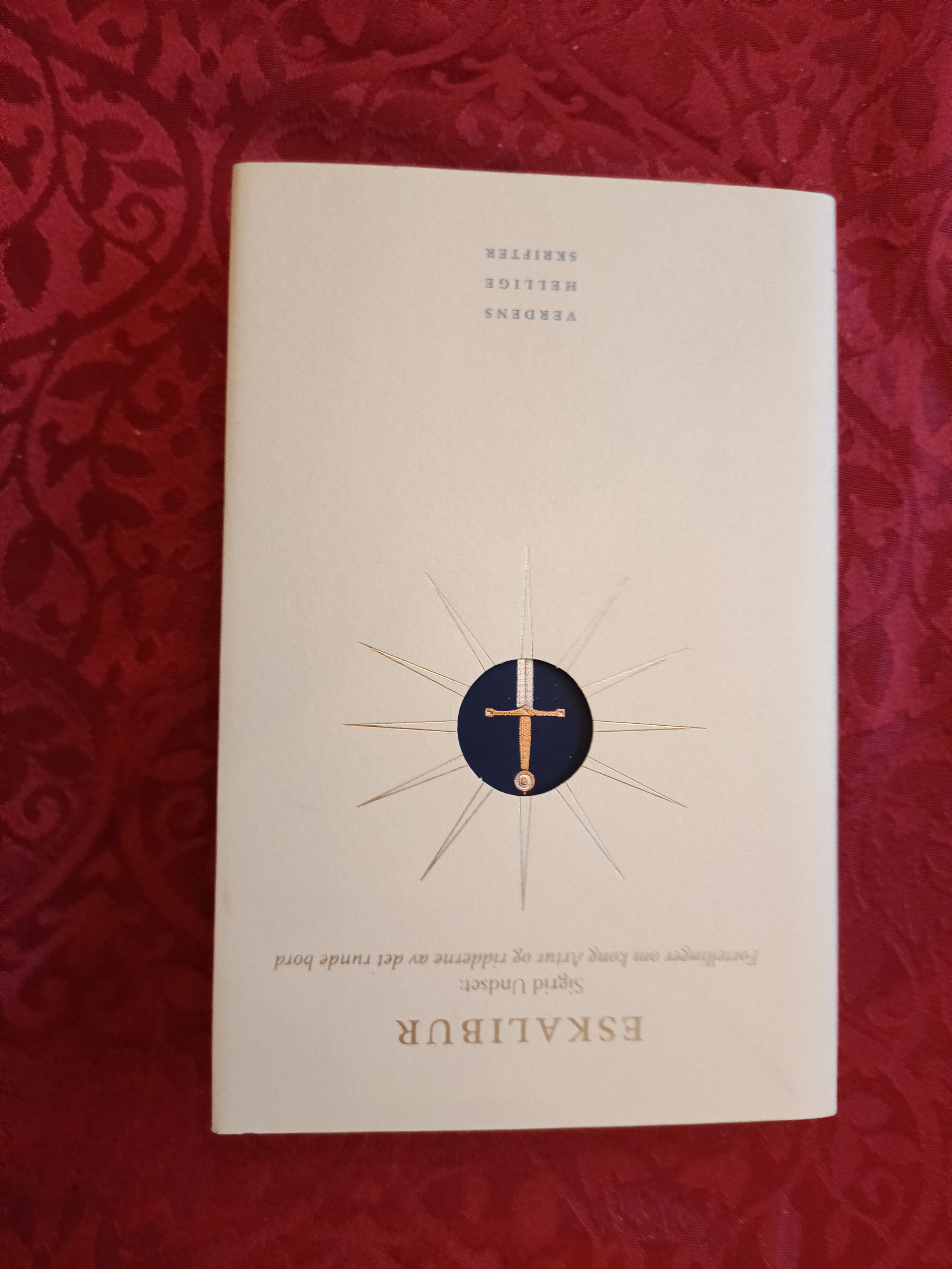 Eskalibur. Fortellinger om Kong Arthur og ridderne av Det Runde Bord. Innledende essay av Jan Erik rekdal