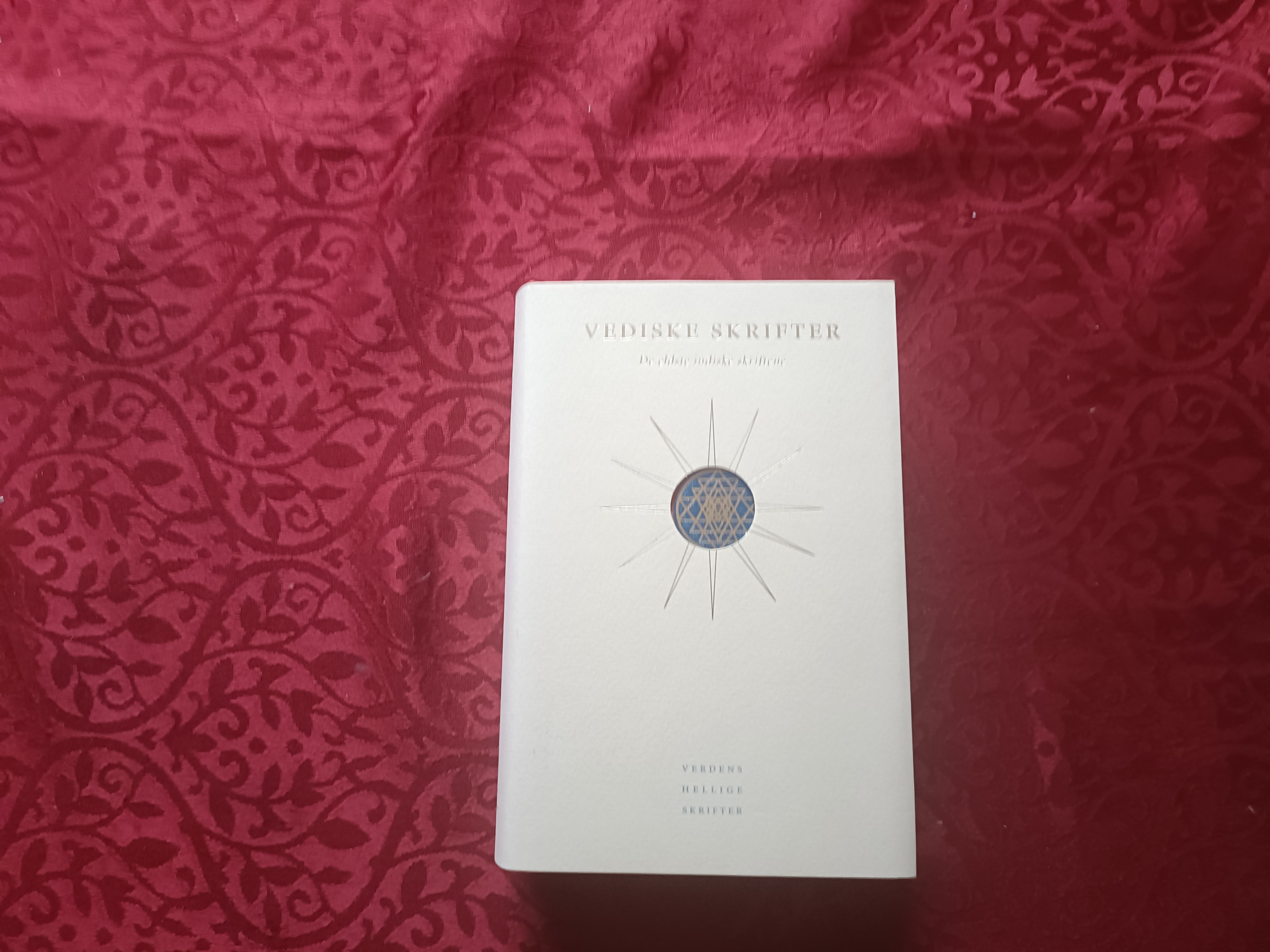 Vediske skrifter. De eldste indiske skrifter. Utvalg og innledende essay av Signe Cohen