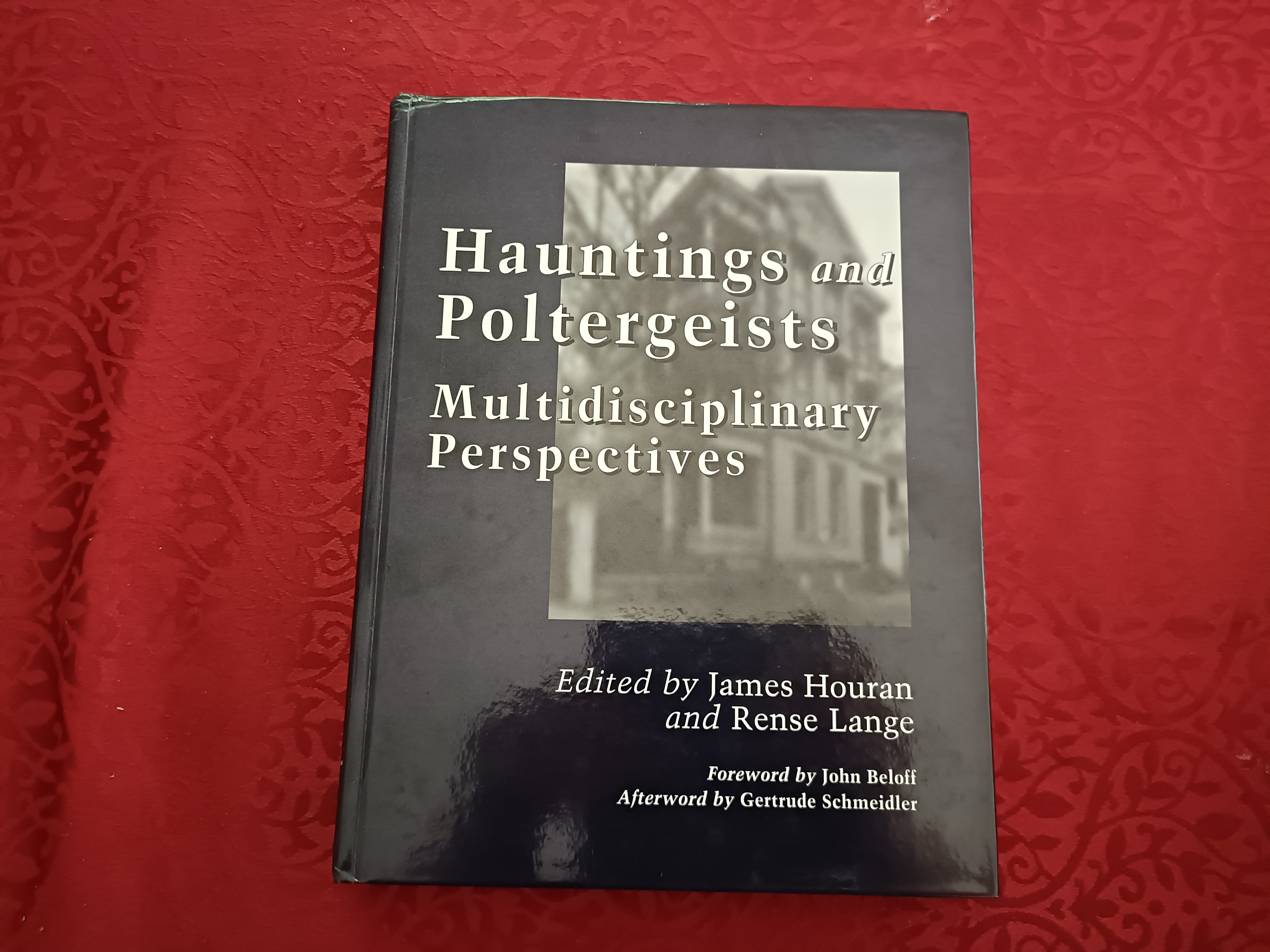Hauntings and Poltergeists. Multidisciplinary Perspectives