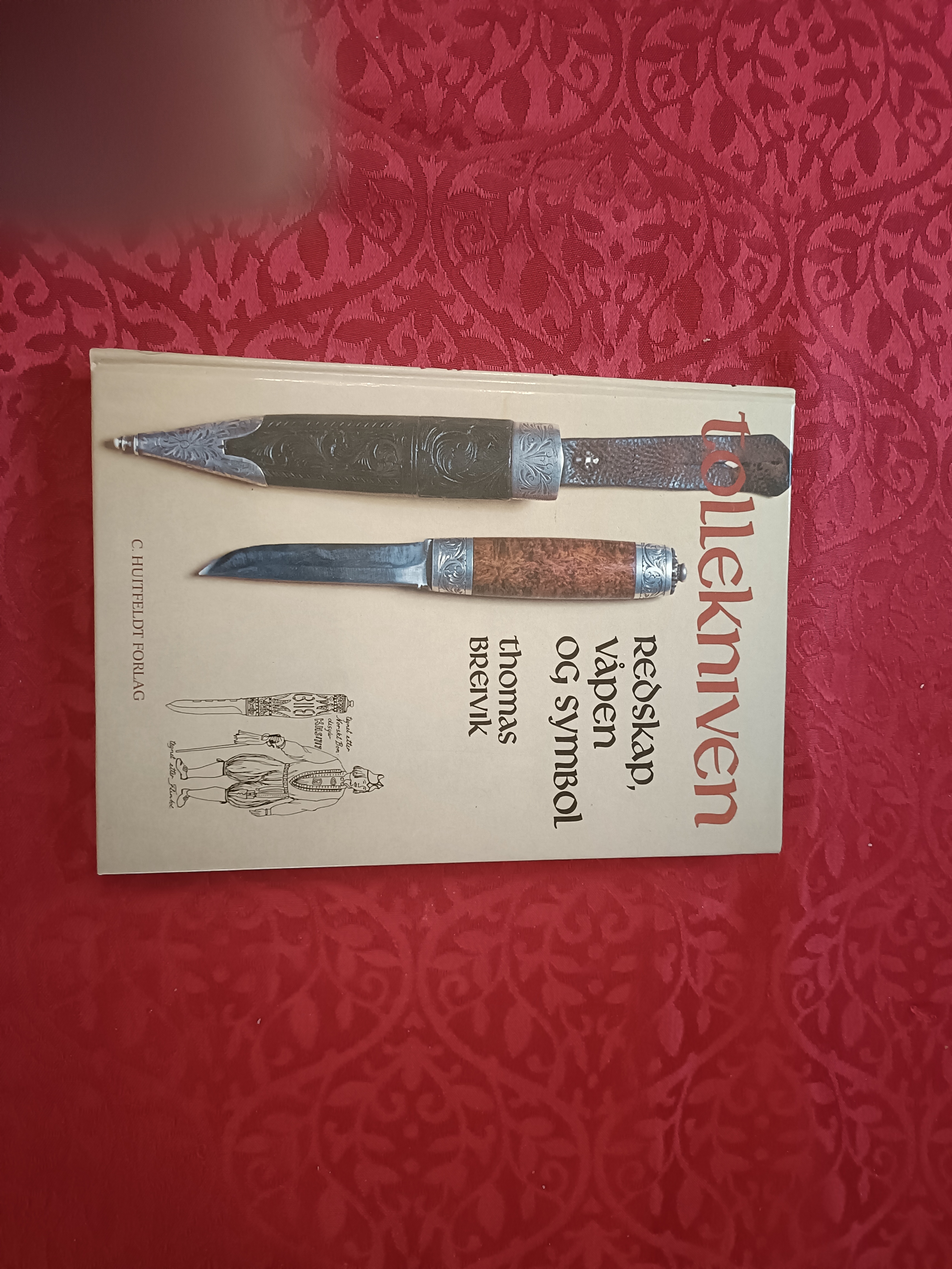 Tollekniven. redskap, våpen og symbol