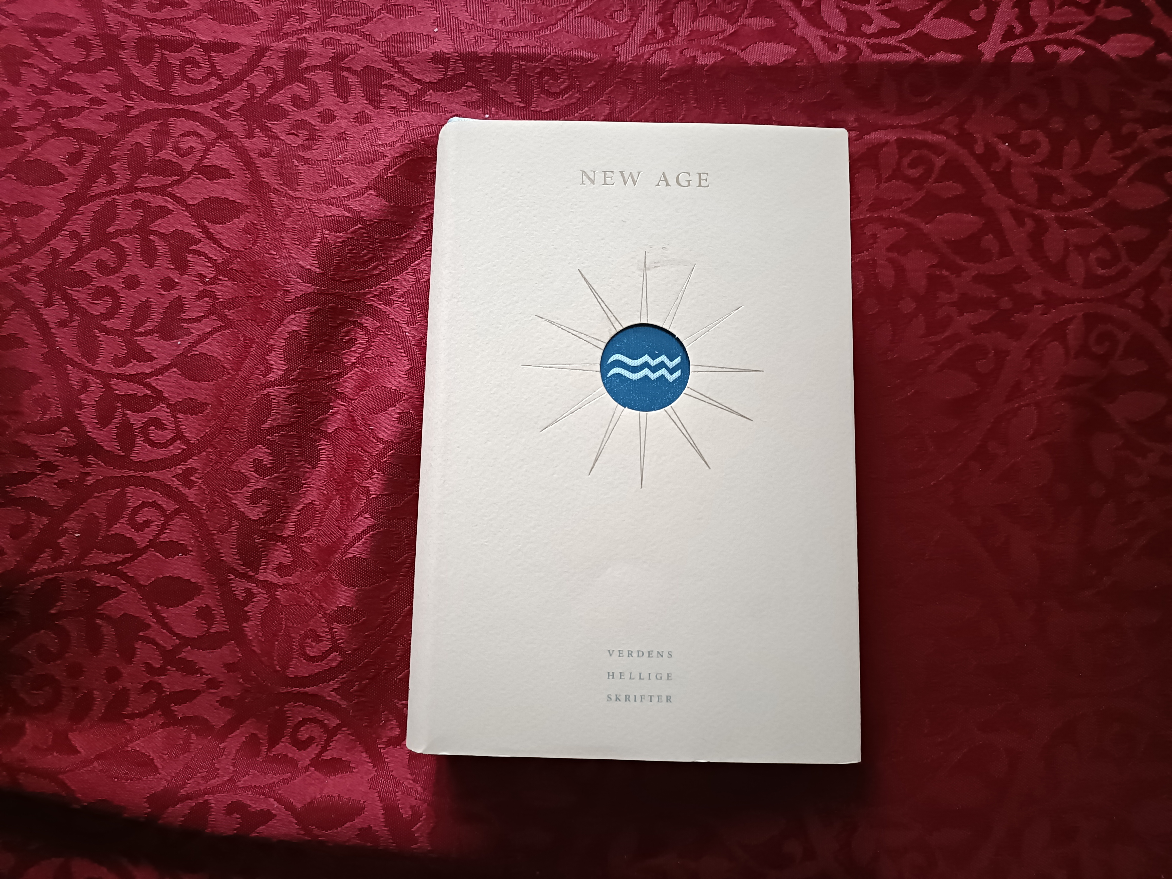 New Age.  Utvalg og innledende essay av Tonje M. Mehren og Jeanette Sky