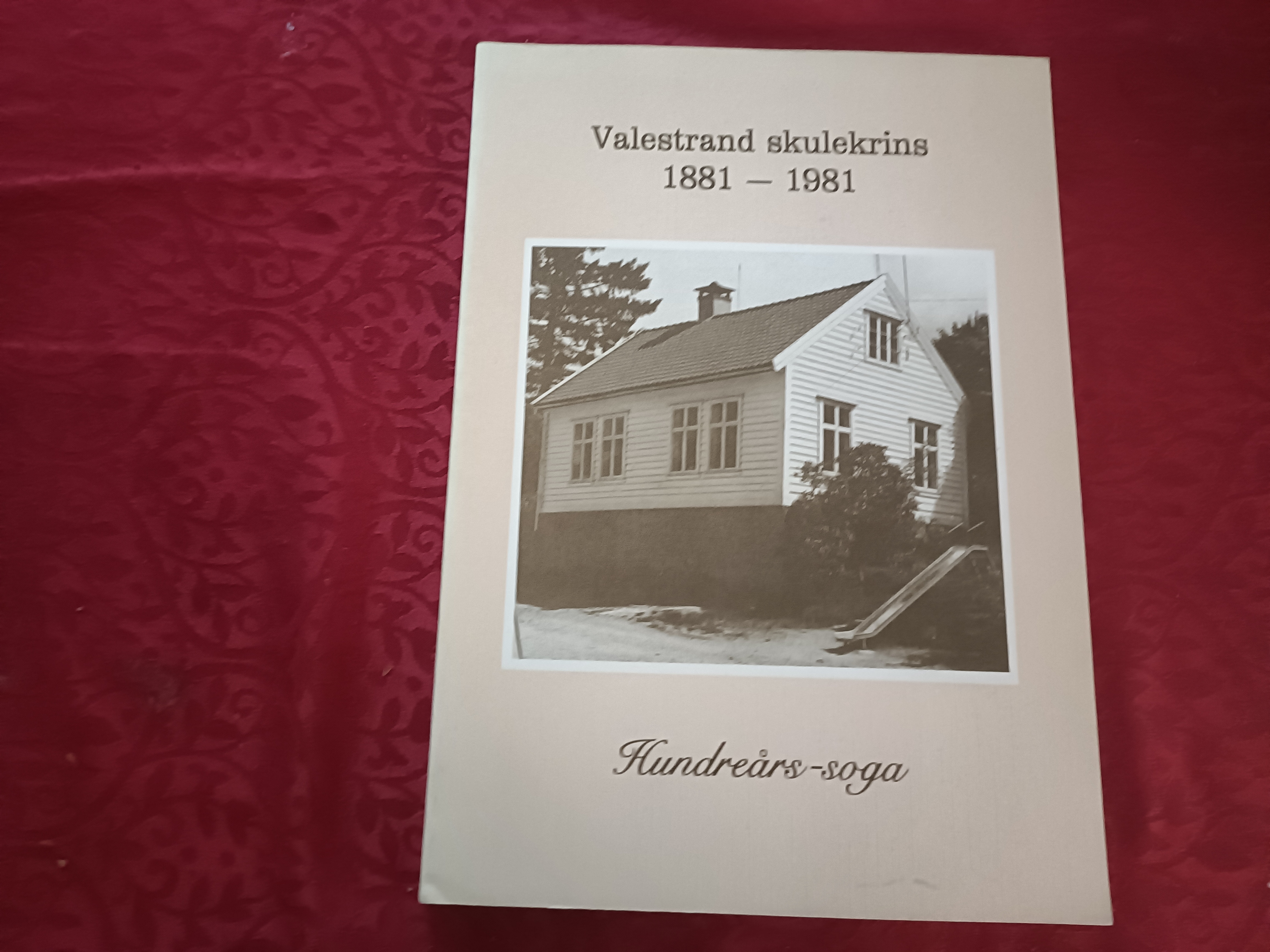 Valestrand Skulekrins Hundreårs-soga 1881-1981. Med glimt frå skule- og bygdeliv