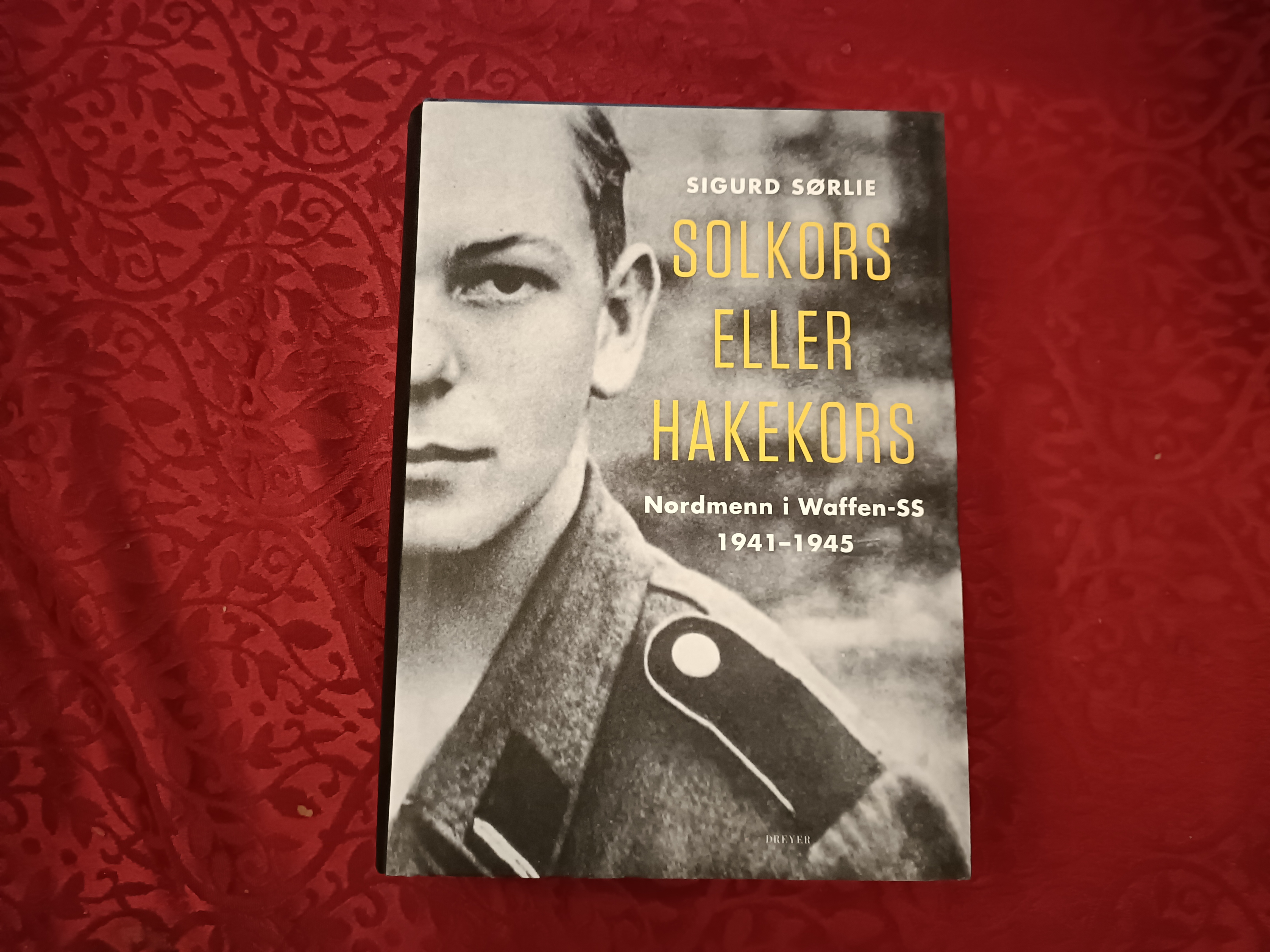 Solkors eller hakekors. Nordmenn i Waffen-SS 1941-1945