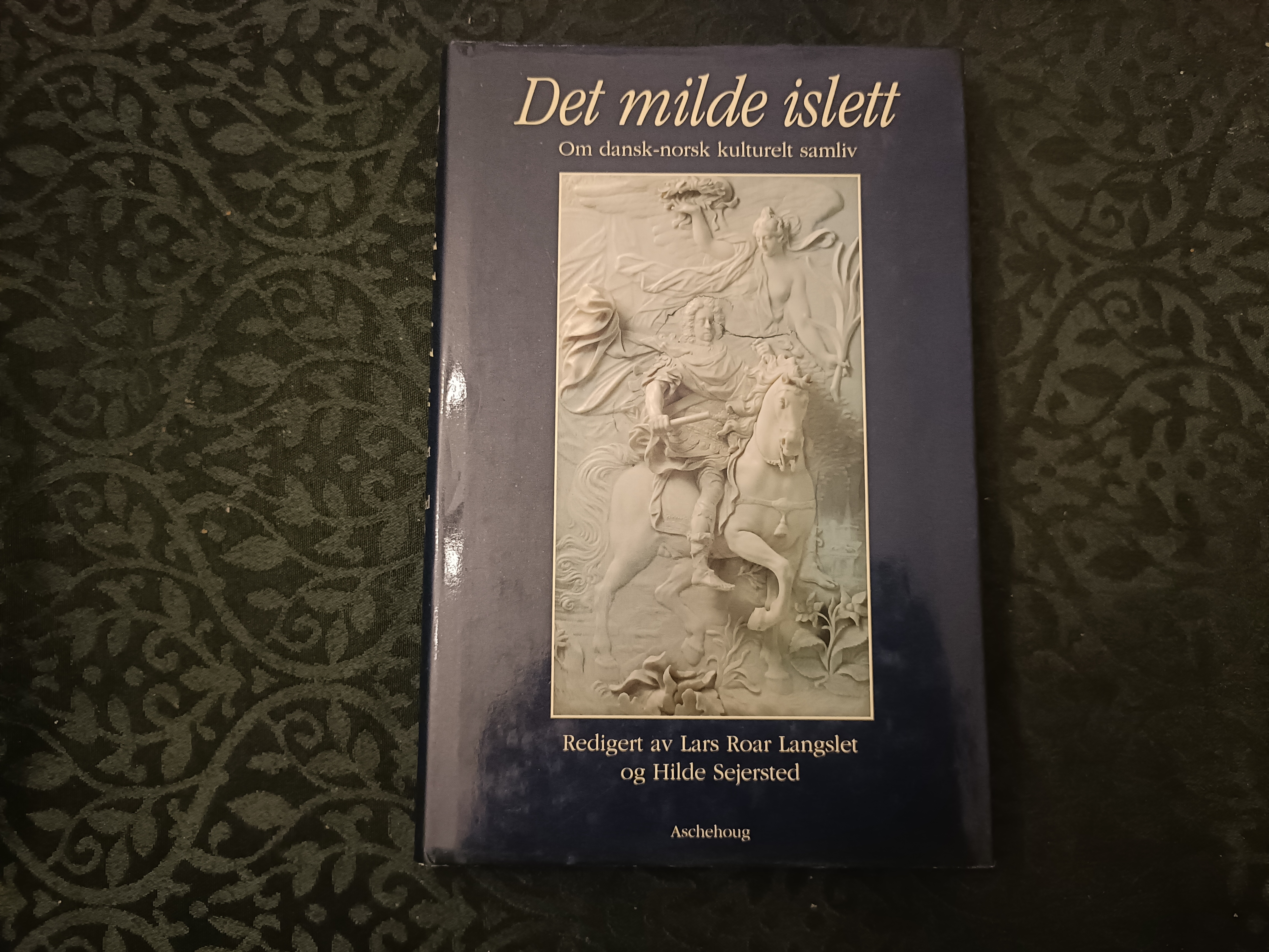 Det milde islett. Om dansk-norsk kulturelt samliv. Redigert av Lars Roar Langslet og Hilde Sejersted