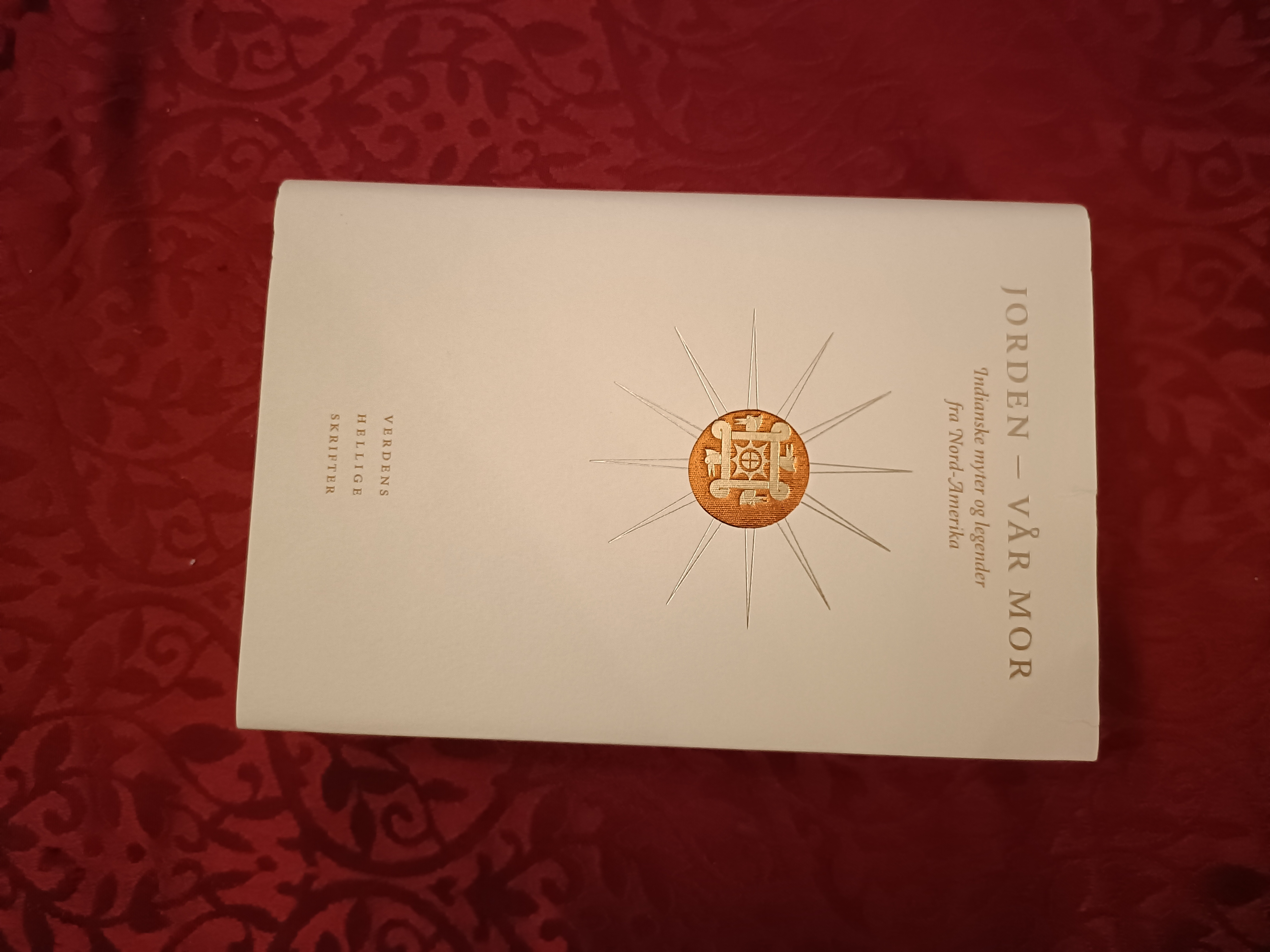 Jorden - vår mor. Indianske myter og legender fra Nord-Amerika. Utvalg, kommentarer og innledende essay av Tor Åge Bringsværd.